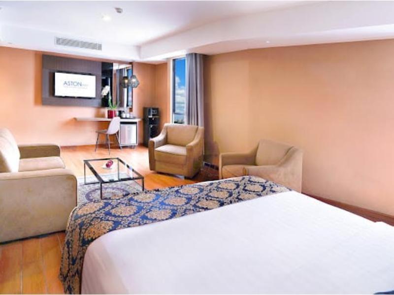 Aston Inn Pandanaran Semarang Exterior foto